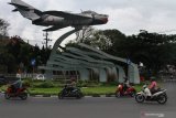 Pengendara motor melintas di depan Monumen Pesawat Fresco saat Pembatasan Sosial Berskala Besar (PSBB) di jalan Sukarno Hatta, Malang, Jawa Timur, Kamis (28/5/2020).  Forum Koordinasi Pimpinan Daerah (Forkopimda) Jatim dan Malang Raya memutuskan untuk tidak akan memperpanjang PSBB di kawasan Malang Raya (Kabupaten Malang, Kota Malang dan Kota Batu) yang berakhir pada tanggal 30 Mei 2020 serta berencana akan melanjutkan dengan Masa Transisi Normal Baru. Antara Jatim/Ari Bowo Sucipto/zk.