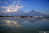 Refleksi gunung penanggungan dan gunung arjuno terlihat dari danau lumpur lapindo Porong, Sidoarjo, Jawa Timur, Jumat (29/5/2020). Kawasan semburan lumpur lapindo akan digunakan sebagai destinasi wisata di Sidoarjo dengan memanfaatkan kawasan bekas semburan lumpur sebagai wisata Geo Park. Antara Jatim/Umarul Faruq/zk