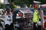 Warga memakai masker saat terjaring razia penertiban penggunaan masker oleh tim gabungan Pemerintah Kota Banda Aceh di Banda Aceh, Aceh, Kamis (28/5/2020). Tim gugus tugas percepatan penanganan COVID-19 menjaring dan mendata puluhan warga yang tidak memakai masker. ANTARA FOTO/Irwansyah Putra/aww.