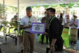 Mentan serahkan obat-obatan atasi flu babi di NTT