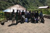 Babinsa Koramil Mulia bagikan sembako kepada warga di empat kampung