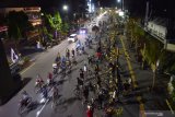 Sejumlah orang bersepeda saat mengikuti Madiun Last Friday Ride #77di Kota Madiun, Jawa Timur, Jumat (29/5/2020) malam. Meski masih dalam masa pandemi COVID-19 kegiatan bersepeda yang sebelumnya digelar setiap Jumat malam minggu terakhir setiap bulan tersebut diikuti sekitar 500 pesepeda dari Kota Madiun dan sekitar, yang menurut sebagian peserta karena sudah tiga kali yaitu Februari, Maret, April kegiatan itu ditiadakan guna pencegahan penularan COVID-19. Antara Jatim/Siswowidodo/zk.