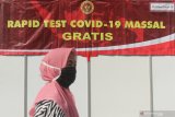 Warga mengikuti tes diagnostik cepat COVID-19 (Rapid Test) di Surabaya, Jawa Timur, Jumat (29/5/2020). Badan Intelijen Negara (BIN) bekerja sama dengan Pemkot Surabaya melakukan tes diagnostik cepat COVID-19 dan 'Swab test' guna mengetahui kondisi kesehatan warga sebagai upaya untuk mencegah penyebaran virus Corona (COVID-19). Antara Jatim/Didik/Zk