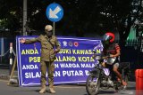 Petugas Satpol PP melakukan skrining pada pengendara motor berplat luar kota saat hari terakhir Pembatasan Sosial Berskala Besar (PSBB) di cek poin Graha Kencana, Malang, Jawa Timur, Sabtu (30/5/2020). Forum Koordinasi Pimpinan Daerah (Forkopimda) Jatim dan Malang Raya memutuskan untuk  tidak memperpanjang masa PSBB yang berakhir pada tanggal 30 Mei 2020 dan melanjutkannya dengan Masa Transisi Normal Baru setelah melihat kurva penyebaran COVID-19 di kawasan tersebut terindikasi melandai dengan jumlah total kasus positif di Kota Malang, Kota Batu dan kabupaten Malang hingga Jumat (29/5) sebanyak 133 kasus. Antara Jatim/Ari Bowo Sucipto/zk