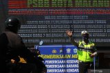 Polisi melakukan skrining pada pengendara motor berplat luar kota saat hari terakhir Pembatasan Sosial Berskala Besar (PSBB) di cek poin Graha Kencana, Malang, Jawa Timur, Sabtu (30/5/2020). Forum Koordinasi Pimpinan Daerah (Forkopimda) Jatim dan Malang Raya memutuskan untuk  tidak memperpanjang masa PSBB yang berakhir pada tanggal 30 Mei 2020 dan melanjutkannya dengan Masa Transisi Normal Baru setelah melihat kurva penyebaran COVID-19 di kawasan tersebut terindikasi melandai dengan jumlah total kasus positif di Kota Malang, Kota Batu dan kabupaten Malang hingga Jumat (29/5) sebanyak 133 kasus. Antara Jatim/Ari Bowo Sucipto/zk