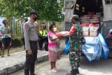 TNI-Polri bagikan paket sembako warga terdampak COVID-19 di Supiori