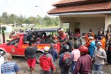 Timsar gabungan mengevakuasi jenazah korban letupan kawah di Gunung Ijen Banyuwangi, Jawa Timur, Sabtu (30/5/2020). Letupan di kawah Ijen yang terjadi pada jumat (29/5) itu, menyebabkan air kawah meluap hingga ke dapur sulfur yang mengakibatkan satu orang penjaga sulfur terseret dan ditemukan meninggal. Antara Jatim/Budi Candra Setya/zk