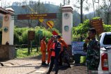 Timsar siaga di pintu masuk pendakian untuk mencari korban letupan kawah di Gunung Ijen Banyuwangi, Jawa Timur, Sabtu (30/5/2020). Letupan di kawah Ijen yang terjadi pada jumat (29/5) itu, menyebabkan air kawah meluap hingga ke dapur sulfur yang mengakibatkan satu orang penjaga sulfur terseret dan ditemukan meninggal. Antara Jatim/Budi Candra Setya/zk