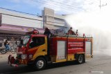 Petugas pemadam kebakaran menyemprotkan disinfektan ke jalan protokol di Kota Kediri, Jawa Timur, Jumat (29/5/2020). Penyemprotan guna menekan penyebaran COVID-19 tersebut dilakukan seiring meningkatnya jumlah pendatang saat lebaran. Antara Jatim/Prasetia Fauzani/zk