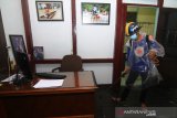 Relawan sosial dari Persatuan Pemadam Kebakaran Jeruju (PPKJ) menyemprotkan cairan disinfektan di Kantor Perum LKBN ANTARA Biro Kalbar di Pontianak, Kalimantan Barat, Sabtu (30/5/2020). Penyemprotan disinfektan untuk mencegah penyebaran COVID-19 di lingkungan kerja tersebut merupakan bagian dari fase pertama ANTARA dalam menghadapi era normal baru. ANTARA FOTO/Jessica Helena Wuysang