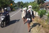 Warga Badui Dalam berjalan kaki puluhan kilometer demi silaturahmi
