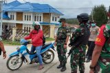 Aparat TNI-Polri Paniai Timur patroli bersama cegah COVID-19