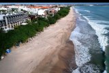 Suasana kawasan wisata Pantai Kuta yang ditutup sementara tampak lengang di Badung, Bali, Minggu (31/5/2020). Salah satu destinasi pariwisata utama di Pulau Dewata tersebut masih ditutup dari aktivitas masyarakat dan kunjungan wisatawan sebagai upaya pencegahan penyebaran COVID-19. ANTARA FOTO/Fikri Yusuf/nym.