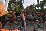 Sejumlah pesepeda dari komunitas sepeda tua dari Magetan Jawa Timur berada di Alun-alun Kota Madiun, Jawa Timur, Minggu (31/5/2020). Komunitas sepeda tersebut mulai bersepeda bersama lagi setelah selama sekitar tiga bulan masa pandemi COVID-19 tidak melakukan kegiatan bersepeda guna pencegahan penyebaran penyakit yang disebabkan virus Corona tersebut. Antara Jatim/Siswowidodo/zk.