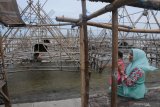 Warga beriswata di tempat penambatan bagan dan perahu di Pantai Desa Montok, Pamekasan, Jawa Timur, Senin (1/6/2020).  Warga memanfaatkan tempat penambatan perahu dan bagan guna mengisi libur lebaran ketupat  karena ditutupnya sejumlah tempat wisata akibat Pandemi COVID-19. Antara Jatim/Saiful Bahri/zk.