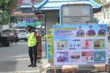 Anggota Polisi berjaga di pintu masuk Pasar Sudimampir di Banjarmasin, Kalimantan Selatan, Senin (1/6/2020). Pemerintah Kota Banjarmasin menghentikan pemberlakuan Pembatasan Sosial Berskala Besar (PSBB) pada Minggu (31/5/2020) dan memberlakukan Kondisi Tanggap Darurat COVID-19 Pasca PSBB serta memberikan edukasi protokol kesehatan yang merupakan tahapan menuju normal baru (New Normal) kepada masyarakat. Foto Antaranews Kalsel/Bayu Pratama S.