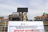 Suasana pasar Sumber yang ditutup sementara di Cirebon, Jawa Barat, Senin (6/1/2020). Pemkab Cirebon menutup sementara pasar Sumber menyusul ditemukannya dua pedagang pasar yang terkonfirmasi positif COVID-19. ANTARA JABAR/Dedhez Anggara/agr