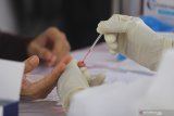 Tenaga kesehatan mengambil sampel darah salah satu warga saat mengikuti tes diagnostik cepat (rapid test) COVID-19 secara massal di Surabaya, Jawa Timur, Senin (1/6/2020). Tes diagnositk cepat dan tes swab yang diselenggarakan oleh Badan Intelijen Negara (BIN) bekerja sama dengan Kementerian Kesehatan dan Pemerintah Kota Surabaya tersebut guna mengetahui kondisi kesehatan masyarakat yang berada di zona merah sekaligus sebagai upaya untuk mencegah penyebaran COVID-19. Antara Jatim/Moch Asim/zk.