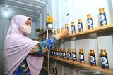 Pedagang bibit parfum Amy menyusun sejumlah botol bibit parfum di gerai Flos miliknya di Jalan Putri Daranante, Pontianak, Kalimantan Barat, Senin (1/6/2020). Beragam bibit parfum beraroma wangi tersebut dijual seharga Rp1.800 hingga Rp10 ribu per mililiter. ANTARA FOTO/Jessica Helena Wuysang