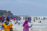 Wisatawan memadati pantai Tanjung Pakis, Pakisjaya, Karawang, Jawa Barat, Senin (1/6/2020). Meski penerapan Pembatasan Sosial Berskala Besar (PSBB) Kabupaten Karawang masih diperpanjang hingga 14 Juni 2020, namun masyarakat sudah memadati lokasi wisata yang berada di Pantai Tanjung Pakis Karawang. ANTARA JABAR/M Ibnu Chazar/agr