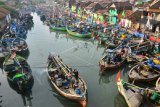 Sejumlah kapal nelayan bersandar di sungai Wiso, Jepara, Jawa Tengah, Minggu (31/5/2020). Pemerintah menyiapkan bantuan untuk 1,1 juta nelayan yang terdampak COVID-19, diantaranya melalui program bantuan sosial tunai berupa uang Rp600.000 per kepala keluarga per bulan mulai Juni-Desember 2020. ANTARA FOTO/Yusuf Nugroho/aww.