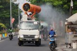 Petugas Palang Merah Indonesia (PMI) menyemprotkan larutan disinfektan di Jalan Kedung Cowek, Surabaya, Jawa Timur, Selasa (2/6/2020). Penyemprotan di sejumlah kawasan itu guna terus menekan penyebaran virus Corona (COVID-19) di Surabaya. Antara Jatim/Didik/Zk