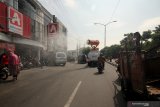 Petugas Palang Merah Indonesia (PMI) menyemprotkan larutan disinfektan di Jalan Kedung Cowek, Surabaya, Jawa Timur, Selasa (2/6/2020). Penyemprotan di sejumlah kawasan itu guna terus menekan penyebaran virus Corona (COVID-19) di Surabaya. Antara Jatim/Didik/Zk