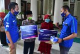 Perwakilan PT XL Axiata Tbk Arry Priwiyandana (kiri) dan Akh Zainal Abidin (kanan) berbincang saat penyerahan 'Fasilitas Belajar Daring Gratis Hingga SMA' kepada Alfiatus Sholehah siswa klas 5 SDN Pademawu Barat 1 (ke dua kanan) di Pendopo Kabupaten Pamekasan, Jawa Timur, Selasa (2/6/2020). PT XL Axiata Tbk  memberikan fasilitas internet gratis hingga lulus SMA kepada siswa tersebut atas prestasinya sebagai salah satu pemenang lomba menulis surat untuk Mendikbud, yang berkeinginan mendapatkan bantuan paket internet guna bisa mengikuti pelajaran secara daring sejak adanya wabah Covid-19. Antara Jatim/Saiful Bahri/zk