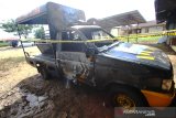 Sebuah mobil patroli polisi hangus terbakar pasca penyerangan di Polsek Daha Selatan, Kabupaten Hulu Sungai Selatan, Kalimantan Selatan, Selasa (2/6/2020). Polisi masih menyelidiki penyerangan seorang pelaku diduga simpatisan ISIS di Polsek Daha Selatan yang terjadi pada Senin (1/6) dini hari yang menewaskan satu anggota polisi saat bertugas serta satu buah mobil patroli polisi hangus terbakar. Foto Antaranews Kalsel/Bayu Pratama S.