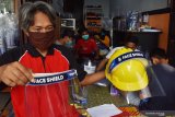 Pekerja menyelesaikan pembuatan pelindung wajah di sebuah industri rumahan Mejayan, Kabupaten, Madiun, Jawa Timur, Selasa (2/6/2020). Industri rumahan tersebut dalam sehari rata-rata memproduksi 150 buah pelindung wajah dengan harga antara Rp15.000 hingga Rp25.000 per buah, sedangkan yang menggunakan helm proyek Rp65.000 hingga Rp70.000 per buah tergantung kualitas bahan. Antara Jatim/Siswowidodo/zk