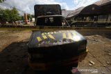 Sebuah mobil patroli polisi hangus terbakar pasca penyerangan di Polsek Daha Selatan, Kabupaten Hulu Sungai Selatan, Kalimantan Selatan, Selasa (2/6/2020). Polisi masih menyelidiki penyerangan seorang pelaku diduga simpatisan ISIS di Polsek Daha Selatan yang terjadi pada Senin (1/6) dini hari yang menewaskan satu anggota polisi saat bertugas serta satu buah mobil patroli hangus terbakar. Foto Antaranews Kalsel/Bayu Pratama S.