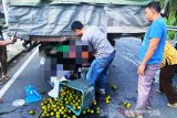 Tabrak pantat fuso, pedagang jeruk keliling tewas di tempat