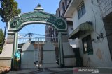 Santri lansia berada di depan gerbang pondok induk Pesantren Darul Ulum Rejoso, Kecamatan Peterongan, Kabupaten Jombang, Jawa Timur, Rabu (3/6/2020). Pondok pesantren (ponpes) di Jawa Timur bakal segera beraktivitas kembali setelah selama ini libur akibat pandemi covid-19. Para santri akan segera dibolehkan kembali ke pesantren untuk belajar dan mengaji dengan tetap menjalankan protokol kesehatan, seperti ponpes Darul Ulum Peterongan, Jombang yang menjadwalkan pengaktifan kegiatan belajar mengajar pada 14 Juli 2020 mendatang. Antara Jatim/Syaiful Arif/zk