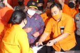 Menteri Koordinator Bidang Pembangunan Manusia dan Kebudayaan (Menko PMK), Muhadjir Effendy (tengah) berbincang dengan petugas pembagian Bantuan Sosial  Tunai (BST) COVID-19 dalam kunjungan kerja di Kantor Pos Indonesia, Malang, Jawa Timur, Rabu (3/6/2020). Dalam kunjungannya, Menko PMK mengungkapkan rencana pemerintah untuk memperpanjang pencairan BST COVID-19 hingga bulan Desember 2020. Antara Jatim/Ari Bowo Sucipto/zk