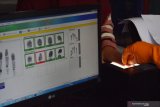 Petugas melakukan perekaman Kartu Tanda Penduduk (KTP) Elektronik di gedung pusat pelayanan publik Pemkab Madiun, Jawa Timur, Rabu (3/6/2020). Dinas Kependudukan dan Pencatatan Sipil setempat membatasi pelayanan permohonan perekaman KTP Elektronik maksimal 20 pemohon per hari karena harus dilakukan dengan protokol kesehatan dalam upaya pencegahan penyebaran COVID-19 antara lain dengan menjaga jarak. Antara Jatim/Siswowidodo/zk