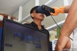 Petugas melakukan perekaman Kartu Tanda Penduduk (KTP) Elektronik di gedung pusat pelayanan publik Pemkab Madiun, Jawa Timur, Rabu (3/6/2020). Dinas Kependudukan dan Pencatatan Sipil setempat membatasi pelayanan permohonan perekaman KTP Elektronik maksimal 20 pemohon per hari karena harus dilakukan dengan protokol kesehatan dalam upaya pencegahan penyebaran COVID-19 antara lain dengan menjaga jarak. Antara Jatim/Siswowidodo/zk