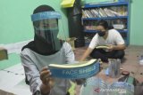 Mahasiswa Lampung produksi face shield dengan kocek pribadi