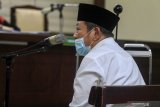 Terdakwa Bupati nonaktif Sidoarjo Saiful Ilah menjalani sidang dakwaan kasus korupsi di Pengadilan Tindak Pidana Korupsi (Tipikor) Juanda, Sidoarjo, Jawa Timur, Rabu (3/6/2020). Saiful Ilah menjadi terdakwa terkait kasus menerima suap pengadaan empat proyek infrastruktur di Dinas PUPR Kabupaten Sidoarjo sebesar Rp1,4 miliar.  Antara Jatim/Umarul Faruq/zk