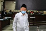 Terdakwa Bupati nonaktif Sidoarjo Saiful Ilah seusai menjalani sidang dakwaan kasus korupsi di Pengadilan Tindak Pidana Korupsi (Tipikor) Juanda, Sidoarjo, Jawa Timur, Rabu (3/6/2020). Saiful Ilah menjadi terdakwa terkait kasus menerima suap pengadaan empat proyek infrastruktur di Dinas PUPR Kabupaten Sidoarjo sebesar Rp1,4 miliar.  Antara Jatim/Umarul Faruq/zk