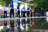 Sejumlah petugas Dinas Perhubungan bersama Satpol PP menerima arahan saat simulasi pemberlakuan tatanan hidup normal baru (new normal) di Pasar Kamis Tapa, Kabupaten Bone Bolango, Gorontalo, Rabu (3/6/2020). Pasar mingguan tersebut akan dijadikan lokasi percontohan aktivitas jual beli dengan menerapkan protokol kesehatan, pengaturan jarak antarpedagang dan pembeli, rekayasa lalu lintas hingga lokasi parkir. ANTARA FOTO/Adiwinata Solihin