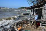 Warga berada disebuah gubuk yang terdampak banjir rob di kampung nelayan Kotasek,  Pamekasan, Jawa Timur, Kamis (4/6/2020). Dalam dua hari terakhir, gelombang tinggi dan angin kencang di daerah itu, menyebabkan sebuah rumah rusak dan sejumlah pemukiman tergenang banjir rob. Antara Jatim/Saiful Bahri/zk