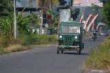Sasmito menaiki mobil listrik buatannya sendiri di Desa Wonoasri, Tempurejo, Jember, Jawa Timur, Rabu (3/6/2020). Warga desa lulusan SMP itu memilih merakit kendaraan listrik seperti mobil, dan sepeda untuk kendaraan keluarga karena ramah lingkungan, dan lebih murah daripada kendaraan berbahan bakar minyak. Antara Jatim/Seno/zk