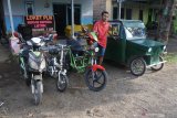 Sasmito berada di mobil dan sepeda listrik buatannya sendiri di Desa Wonoasri, Tempurejo, Jember, Jawa Timur, Rabu (3/6/2020). Warga desa lulusan SMP itu memilih merakit kendaraan listrik seperti mobil, dan sepeda untuk kendaraan keluarga karena ramah lingkungan, dan lebih murah daripada kendaraan berbahan bakar minyak. Antara Jatim/Seno/zk