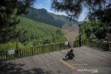 Petugas memasang garis pembatas jarak bagi pengunjung di Kawasan Wisata The Lodge, Lembang, Kabupaten Bandung Barat, Jawa Barat, Kamis (4/6/2020). Persiapan protokol kesehatan tersebut dilakukan dalam rangka memasuki era normal baru di kawasan wisata Kabupaten Bandung Barat yang rencananya akan dibuka kembali pada minggu ketiga Bulan Juni dengan kapasitas pengunjung hanya 30 persen. ANTARA JABAR/Raisan Al Farisi/agr