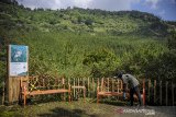 Petugas memasang garis pembatas jarak bagi pengunjung di Kawasan Wisata The Lodge, Lembang, Kabupaten Bandung Barat, Jawa Barat, Kamis (4/6/2020). Persiapan protokol kesehatan tersebut dilakukan dalam rangka memasuki era normal baru di kawasan wisata Kabupaten Bandung Barat yang rencananya akan dibuka kembali pada minggu ketiga Bulan Juni dengan kapasitas pengunjung hanya 30 persen. ANTARA JABAR/Raisan Al Farisi/agr