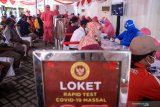 Petugas melakukan tes diagnostik cepat COVID-19 (Rapid Test) warga secara massal di pasar Taman, Sepanjang, Sidoarjo, Jawa Timur, Kamis (4/6/2020). Tes diagnositk cepat dan swab test yang diselenggarakan oleh Badan Intelijen Negara (BIN) bekerja sama dengan Kementerian Kesehatan tersebut digelar untuk memetakan kondisi kesehatan masyarakat yang berada di zona merah sekaligus sebagai upaya mencegah penyebaran COVID-1 di wilayah Sidoarjo dan sekitarnya. Antara Jatim/Umarul Faruq/zk