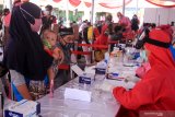 Petugas melakukan tes diagnostik cepat COVID-19 (Rapid Test) warga secara massal di pasar Taman, Sepanjang, Sidoarjo, Jawa Timur, Kamis (4/6/2020). Tes diagnositk cepat dan swab test yang diselenggarakan oleh Badan Intelijen Negara (BIN) bekerja sama dengan Kementerian Kesehatan tersebut digelar untuk memetakan kondisi kesehatan masyarakat yang berada di zona merah sekaligus sebagai upaya mencegah penyebaran COVID-1 di wilayah Sidoarjo dan sekitarnya. Antara Jatim/Umarul Faruq/zk