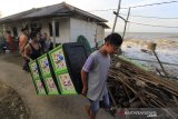 Warga mengangkut barang guna mengungsi akibat rumahnya rusak diterjang gelombang tinggi di desa Dadap, Juntinyuat, Indramayu, Jawa Barat, Kamis (4/6/2020). Puluhan rumah warga yang berada di pesisir pantai desa tersebut rusak akibat diterjang gelombang tinggi. ANTARA JABAR/Dedhez Anggara/agr