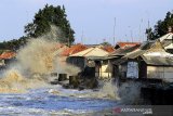 Gelombang tinggi menghantam sejumlah rumah warga di desa Dadap, Juntinyuat, Indramayu, Jawa Barat, Kamis (4/6/2020). Puluhan rumah warga yang berada di pesisir pantai desa tersebut rusak akibat diterjang gelombang tinggi. ANTARA JABAR/Dedhez Anggara/agr