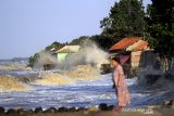 Warga melihat rumah yang diterjang gelombang tinggi di desa Dadap, Juntinyuat, Indramayu, Jawa Barat, Kamis (4/6/2020). Puluhan rumah warga yang berada di pesisir pantai desa tersebut rusak akibat diterjang gelombang tinggi. ANTARA JABAR/Dedhez Anggara/agr